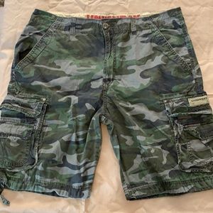 Like New Men’s Camouflage Cargo Shorts